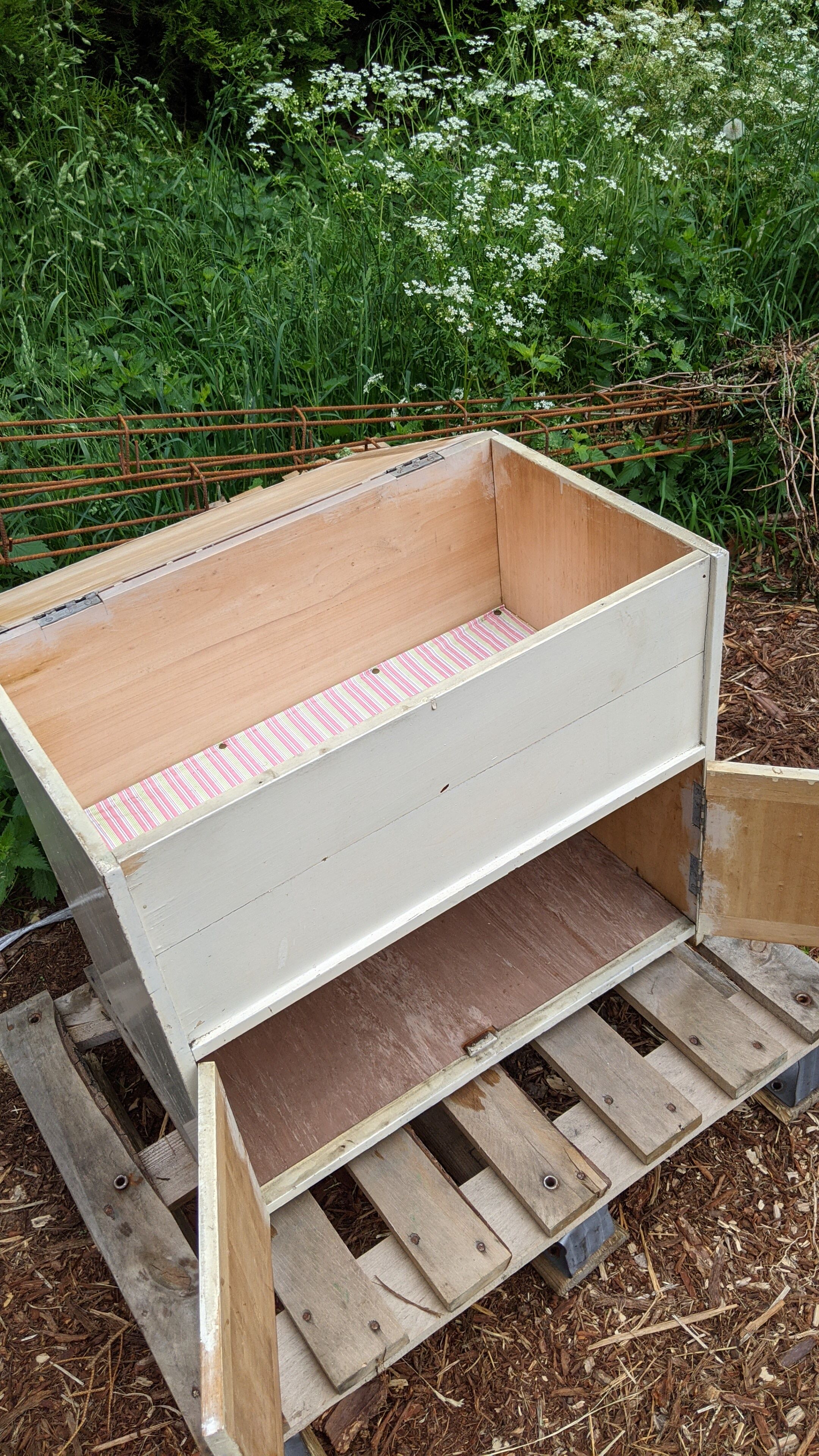 Kitchen or bathroom cabinet