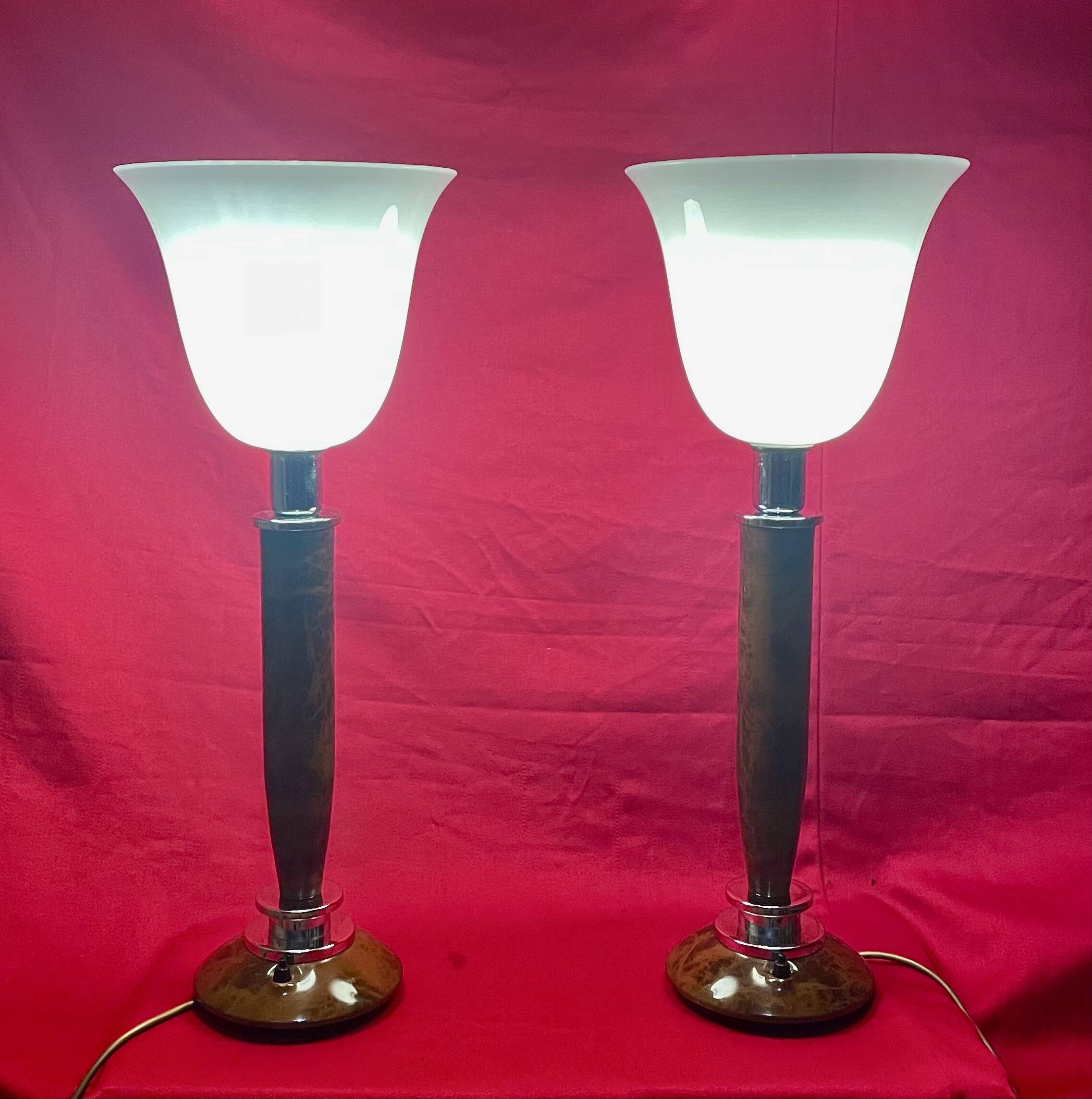 A pair of understated and elegant lamps, vintage, from the 70s-80s.