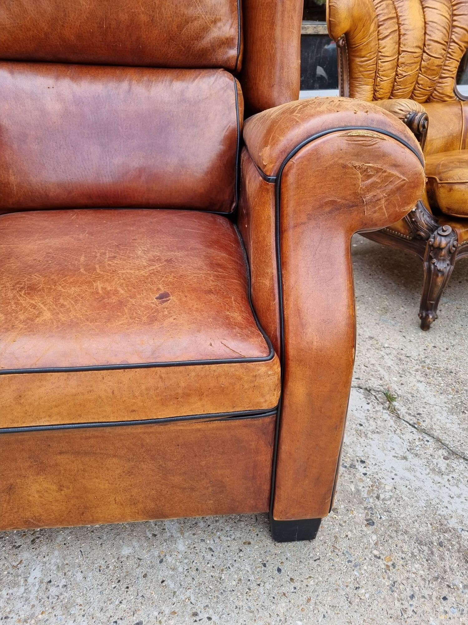 Paire de fauteuils club en cuir des années 1980