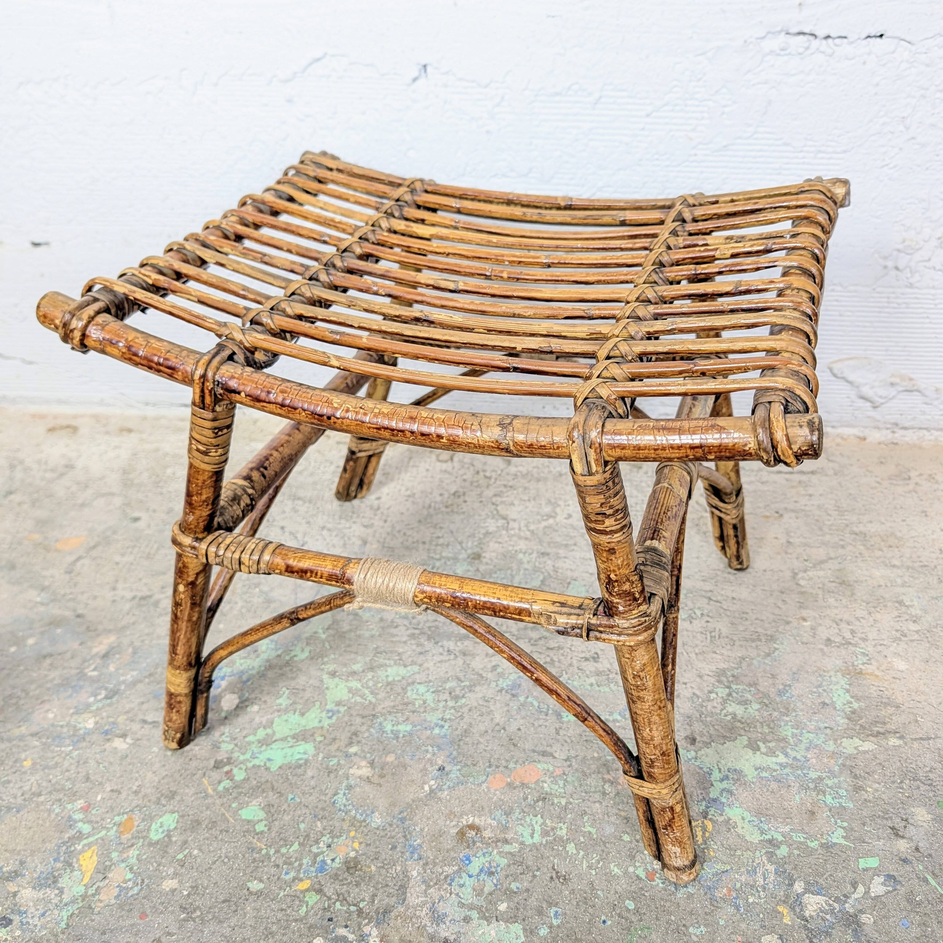 Tabouret en rotin vintage