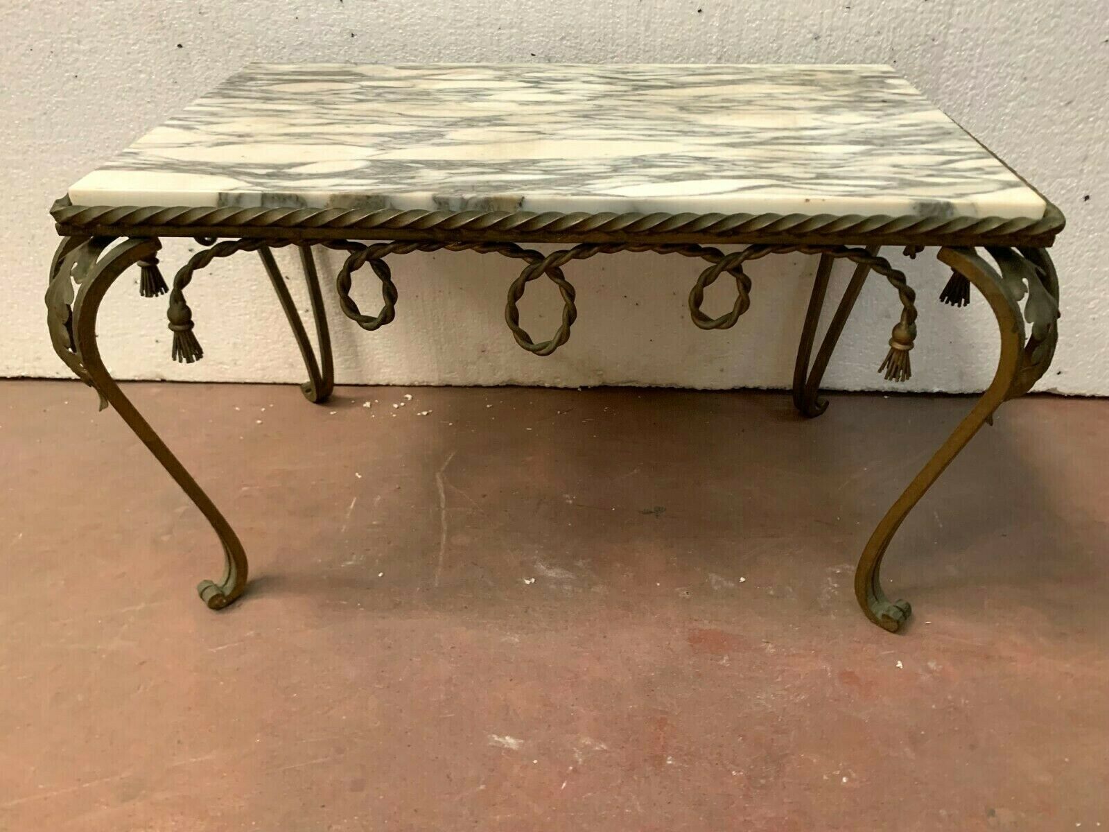 Table basse en fer forgé martelé plateau en marbre brèche xx siècle