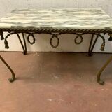 Table basse en fer forgé martelé plateau en marbre brèche xx siècle