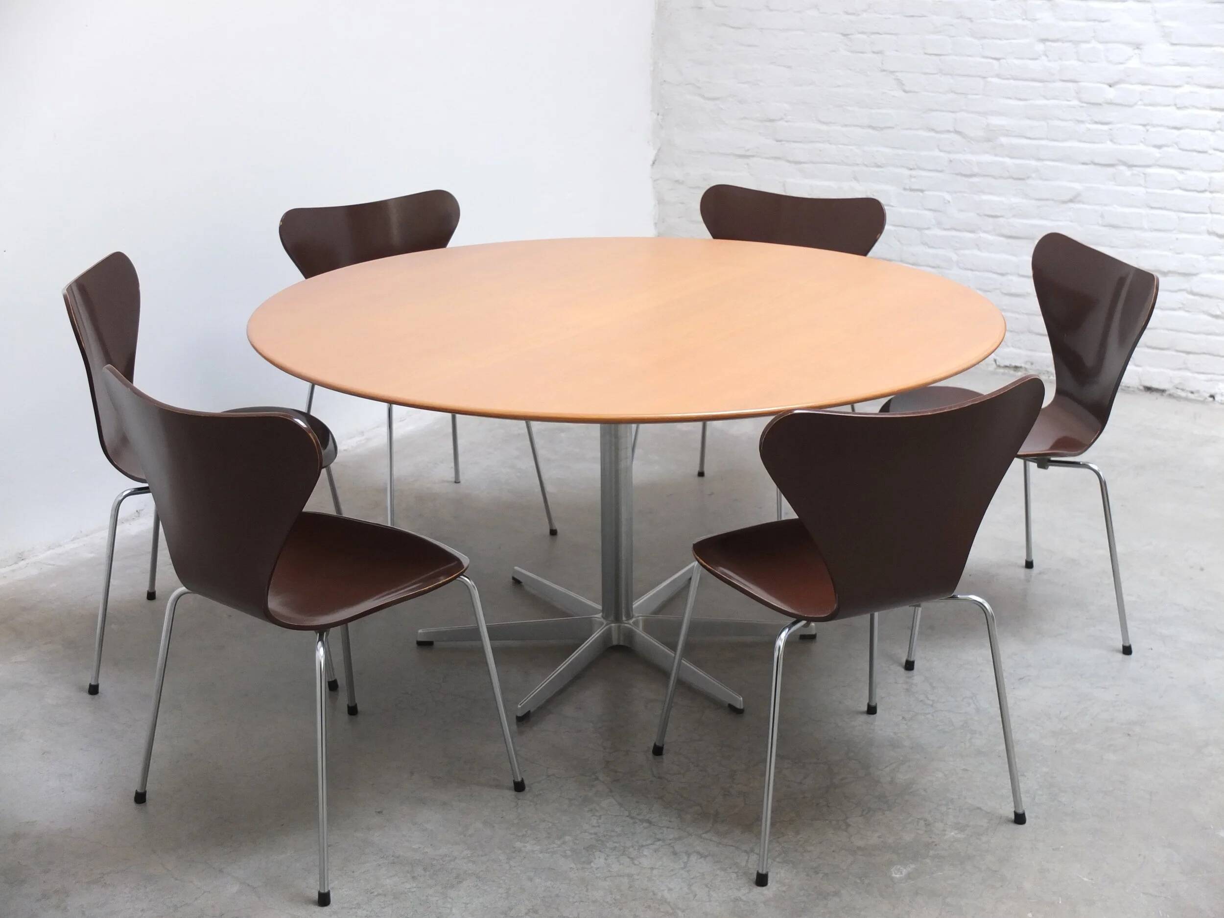 Large 'circular' oak dining table by Arne Jacobsen for Fritz Hansen, 1966