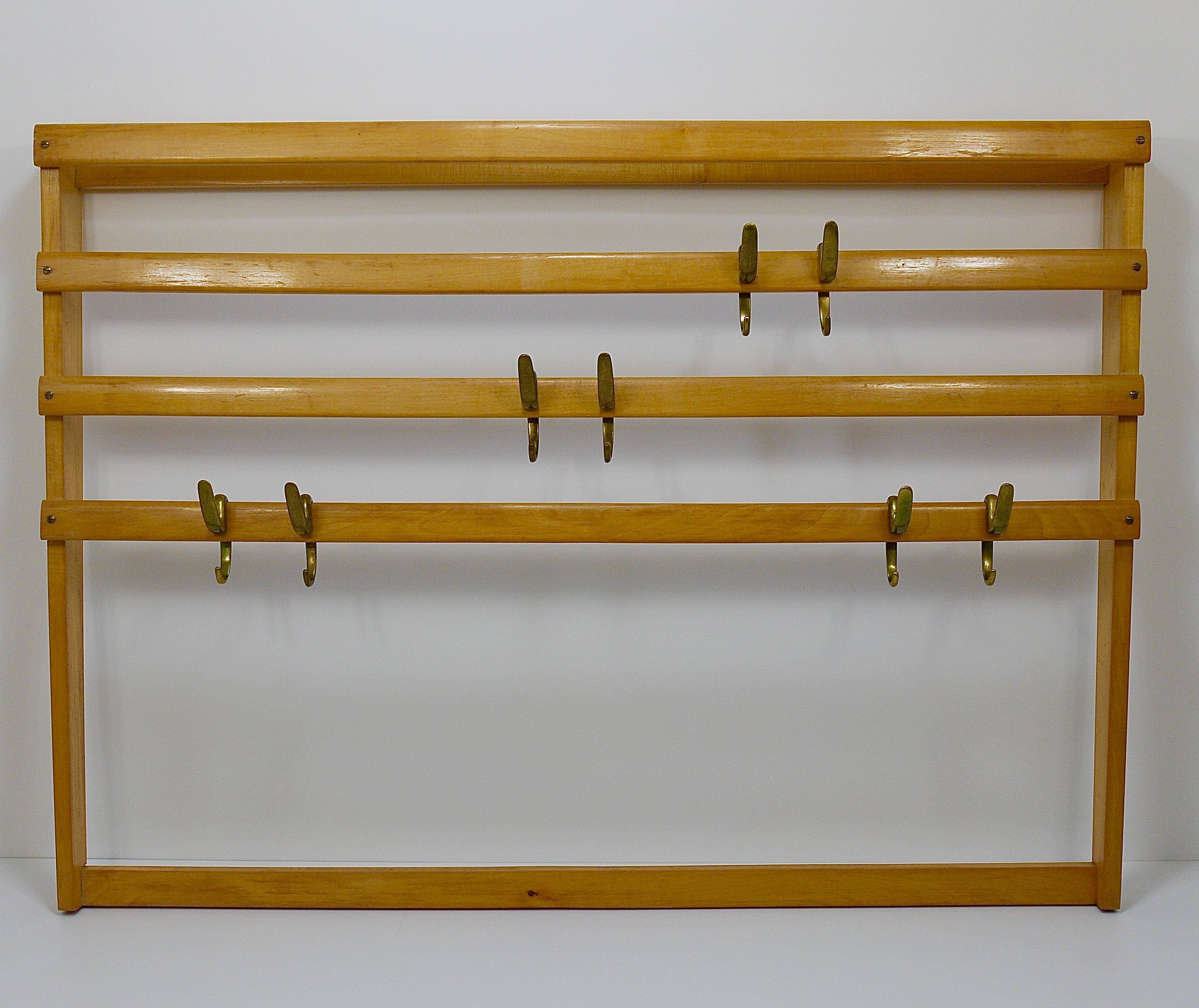 Grand coat rack Auböck Carl Mid-Century in beech with 8 brass hooks, 1950s.