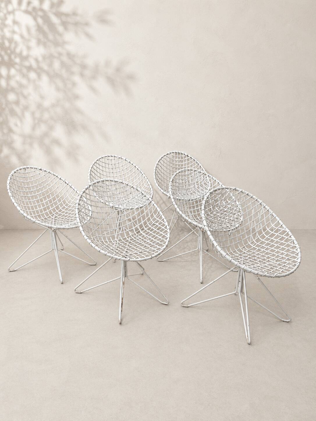 Fauteuil vintage en treillis d'acier laqué blanc – design moderniste