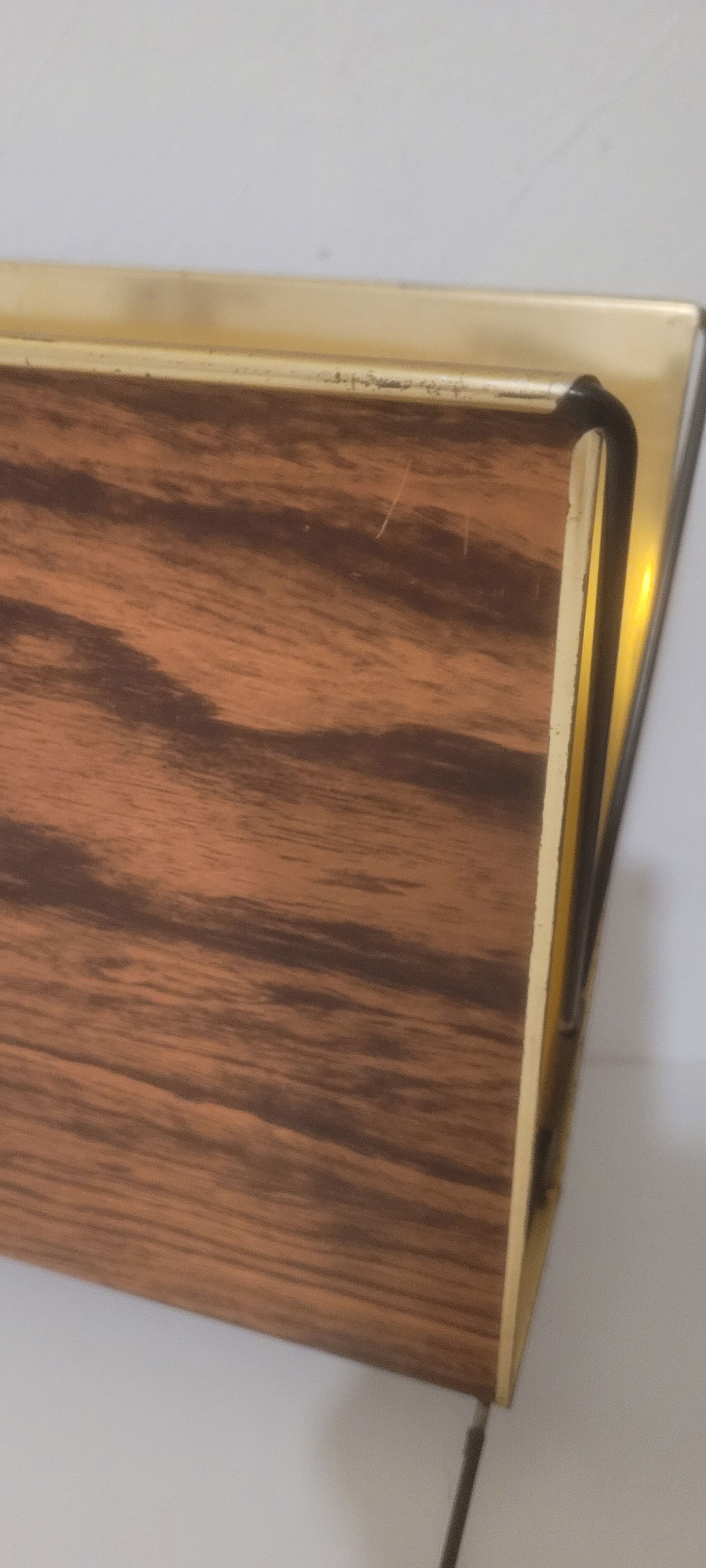 Porte magazine vintage impression bois et laiton