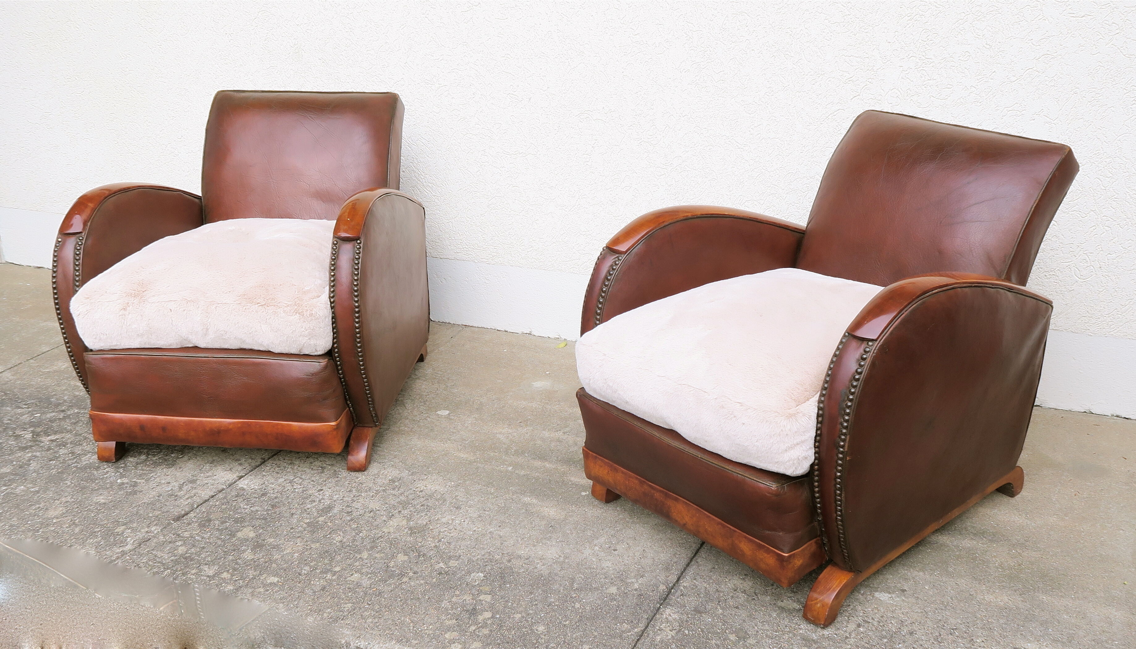 Paire de fauteuils art-déco en cuir