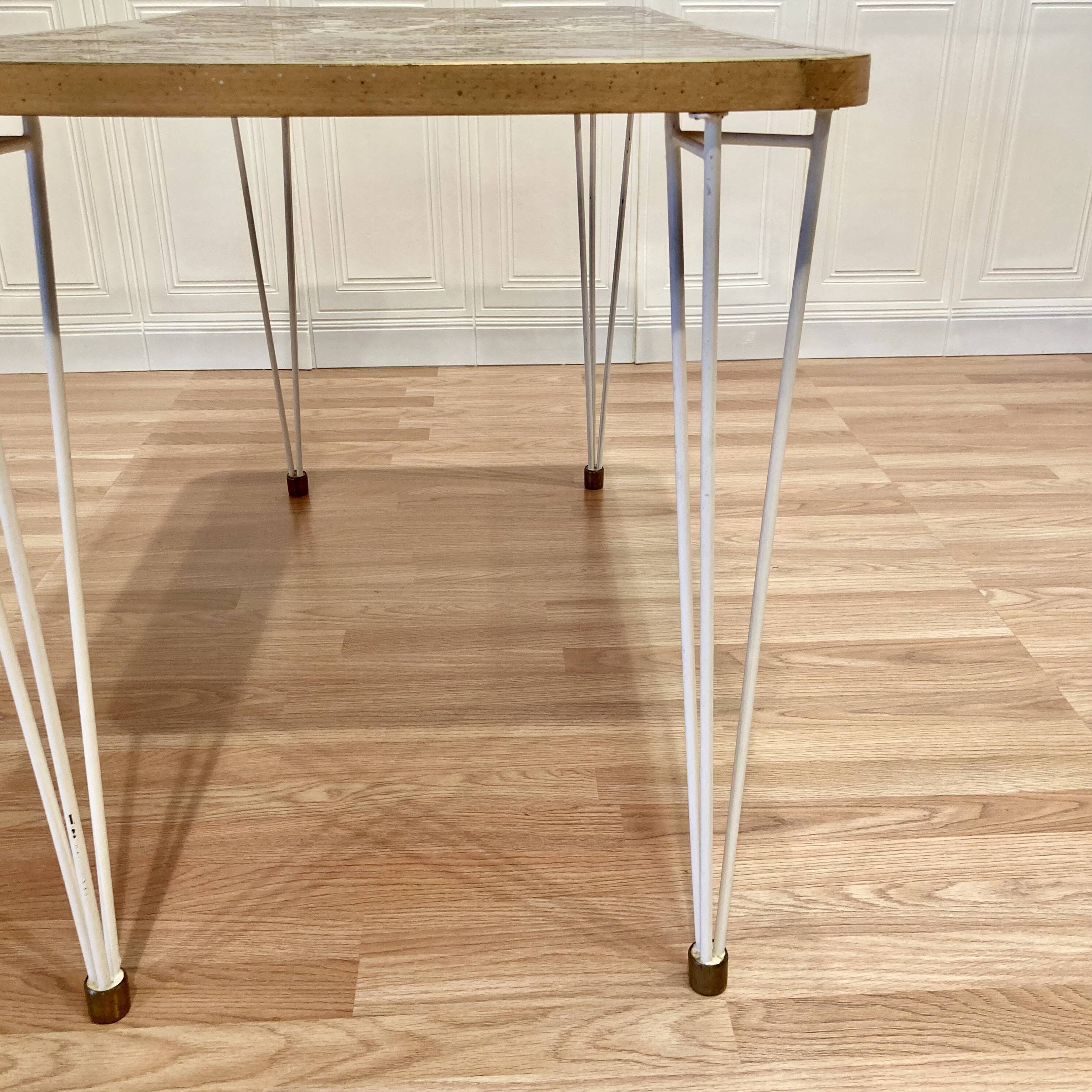 Table haute design et signature scandinave 1950.