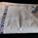 Drap ancien brodé métis fleur bleue dans la lisière 205 X 315 cm