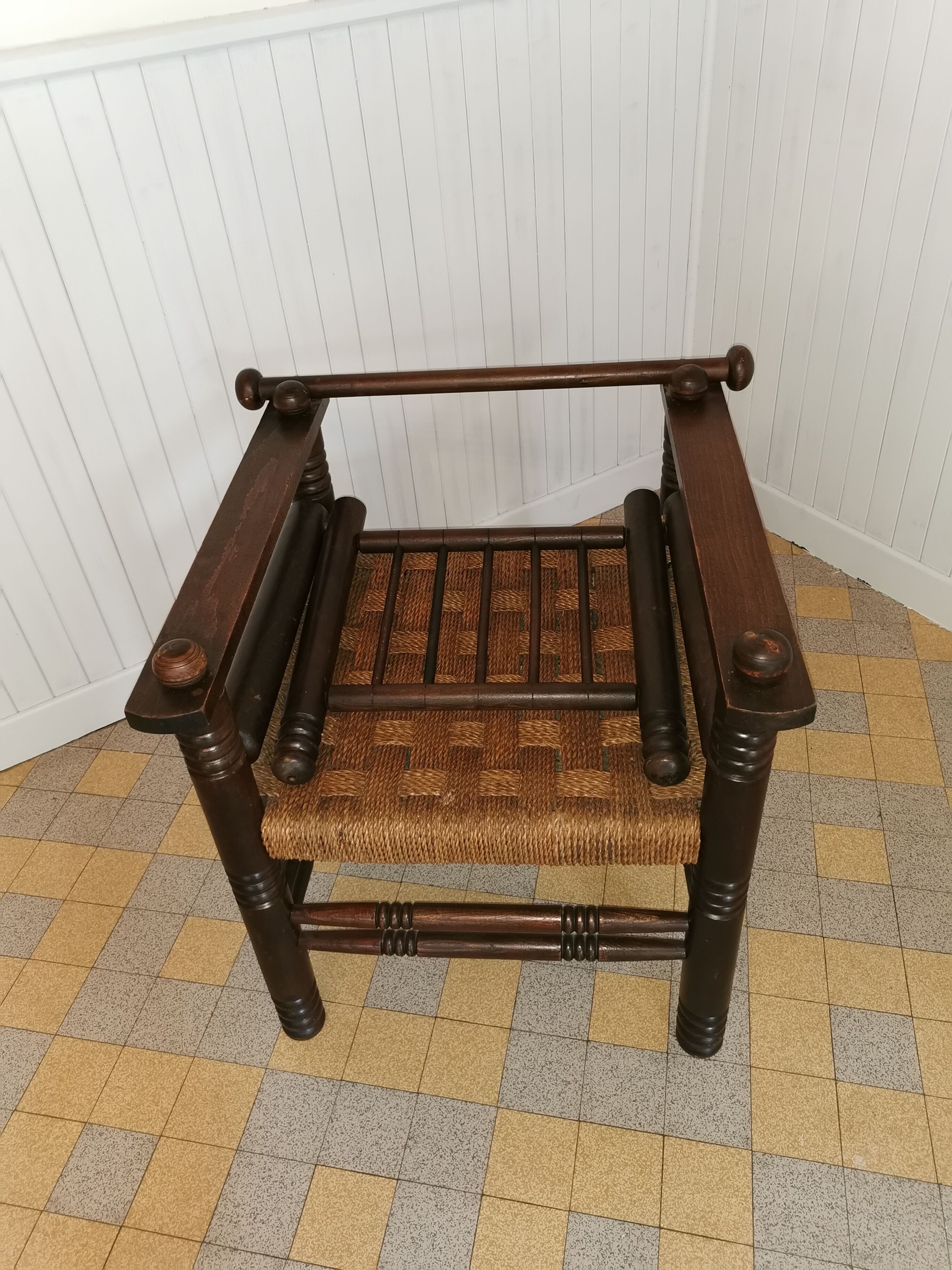 Lounge chair rope and wood
