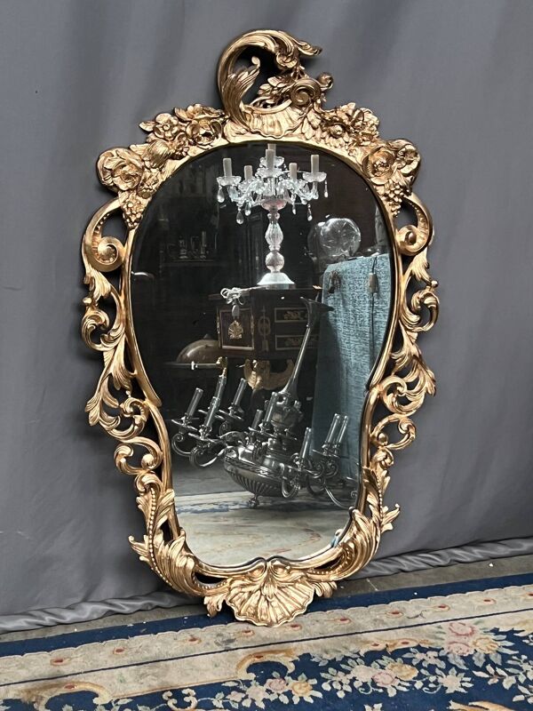 Miroir ancien en bois de style rococo. Noyer massif.