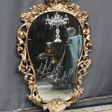 Miroir ancien en bois de style rococo. Noyer massif.