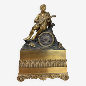 Pendule Empire En Bronze a double patine époque XIXeme  jeune troubadour a la mandoline