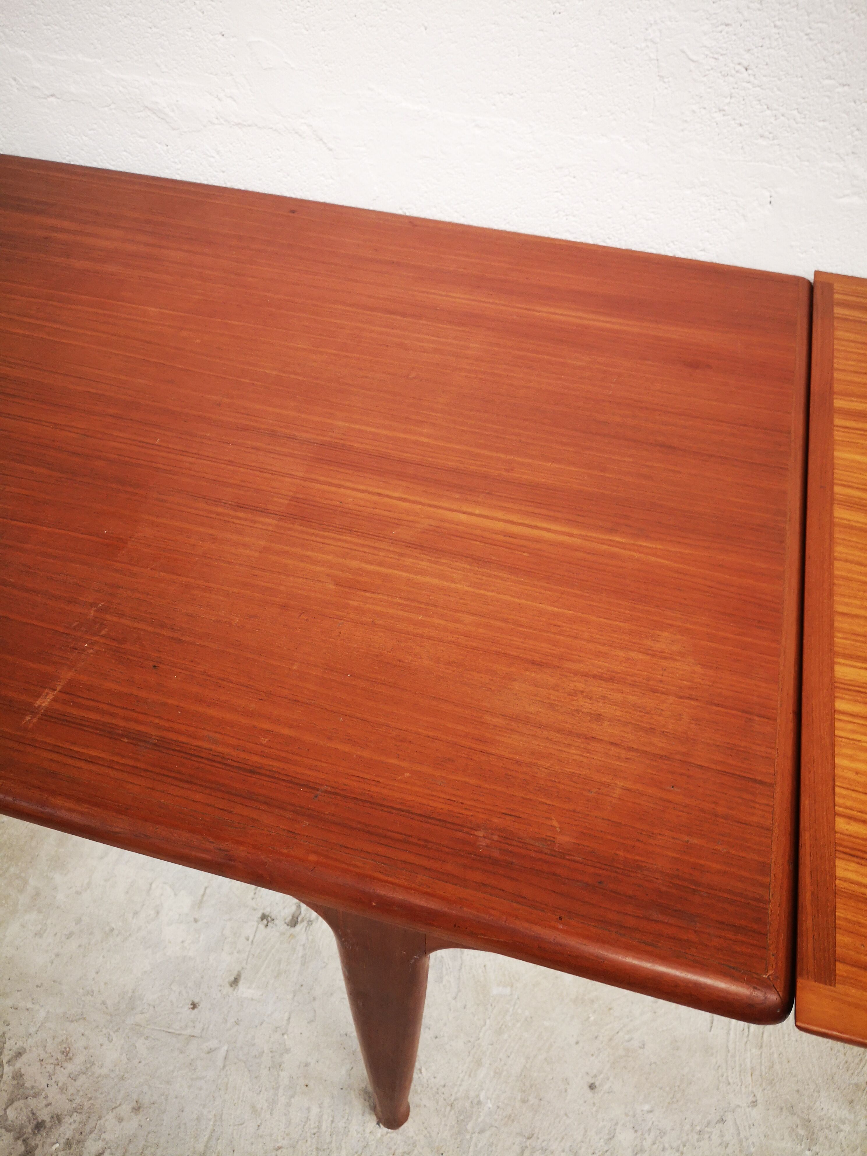 Table à manger extensible par Meubles TV / Tricoire & Vecchione