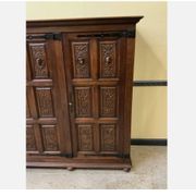Armoire néogothique ancienne avec compartiment à linge