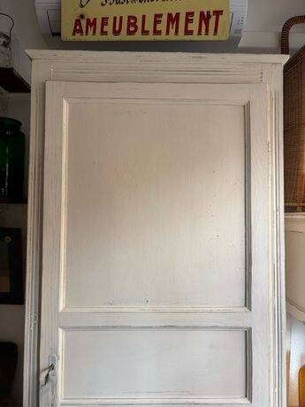 White patinated bonnetière