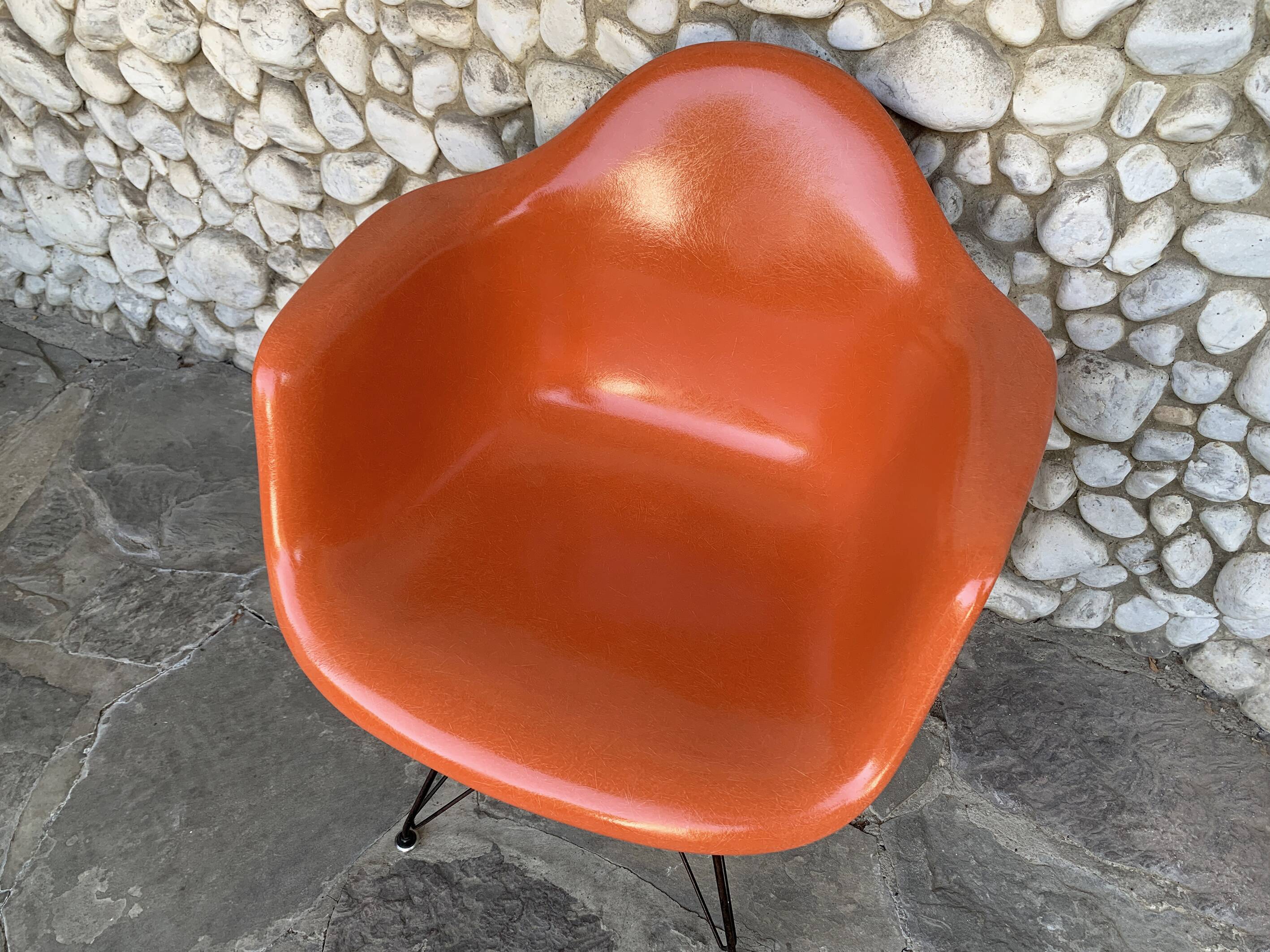 Fauteuil Eames DAR orange, base Eiffel originale, Herman Miller, 1960