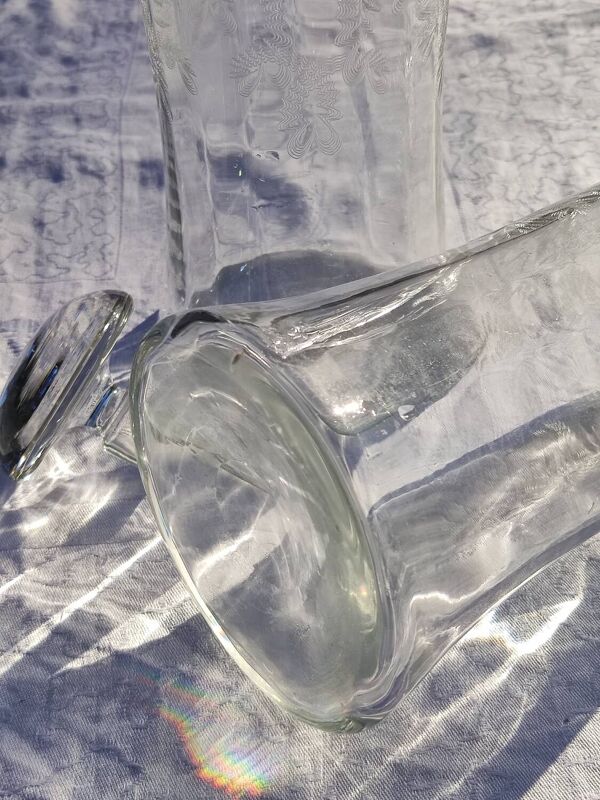 Deux bouteilles anciennes en verre gravé