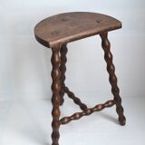 Tabouret tripode en bois perlé