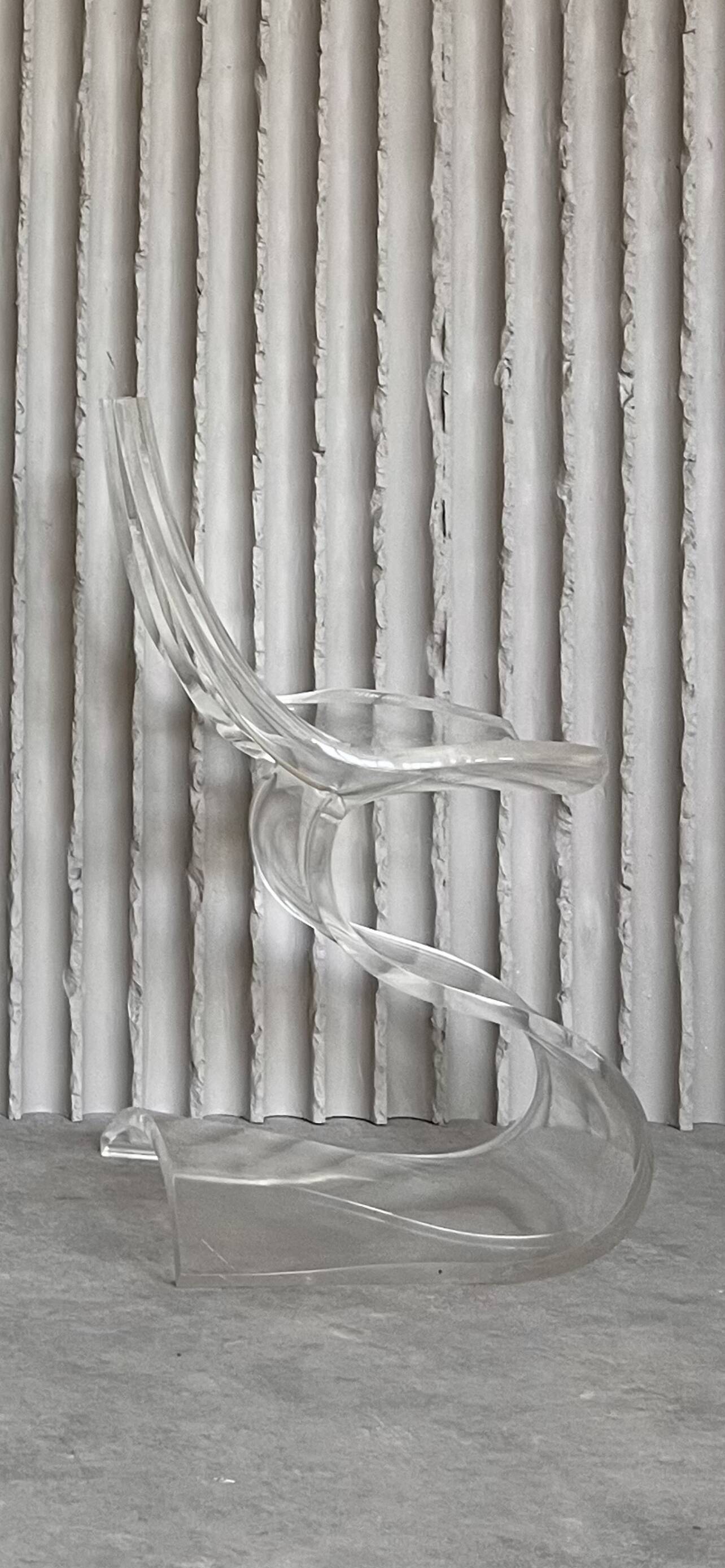 Ensemble rare de 4 chaises sculpturales en Lucite par Michel Dumas