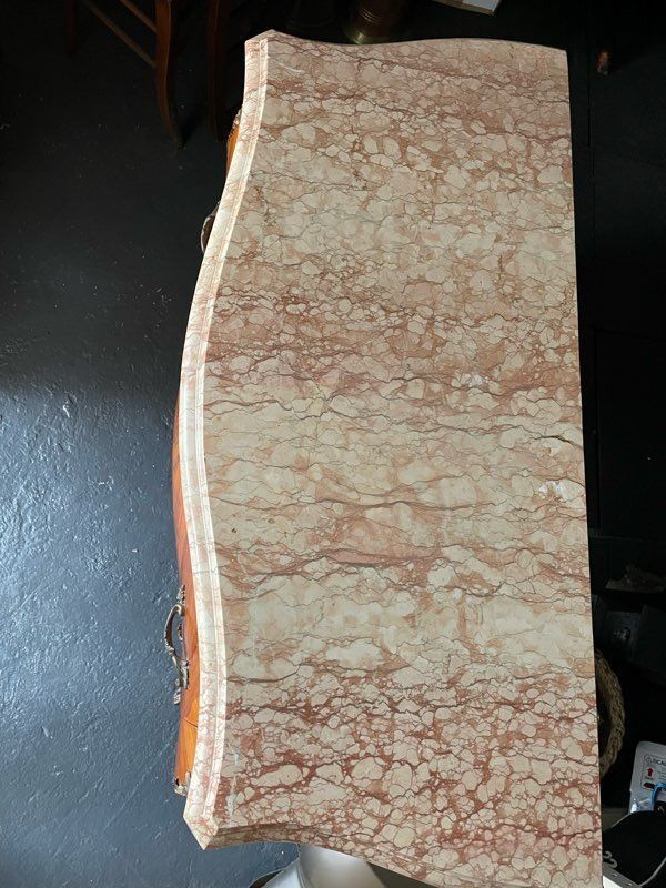 Belle commode galbée style Louis XV – marqueterie et marbre