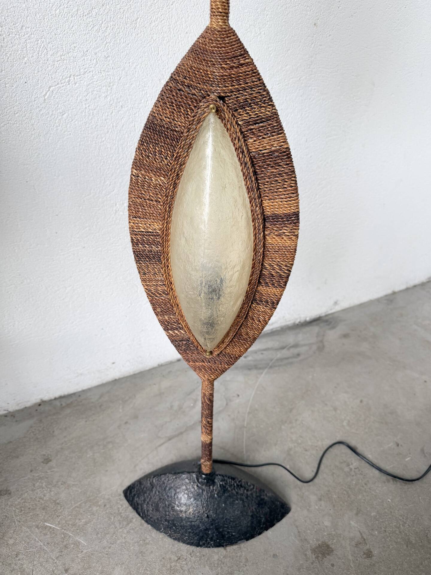 Lampadaire bronze et corde 1970
