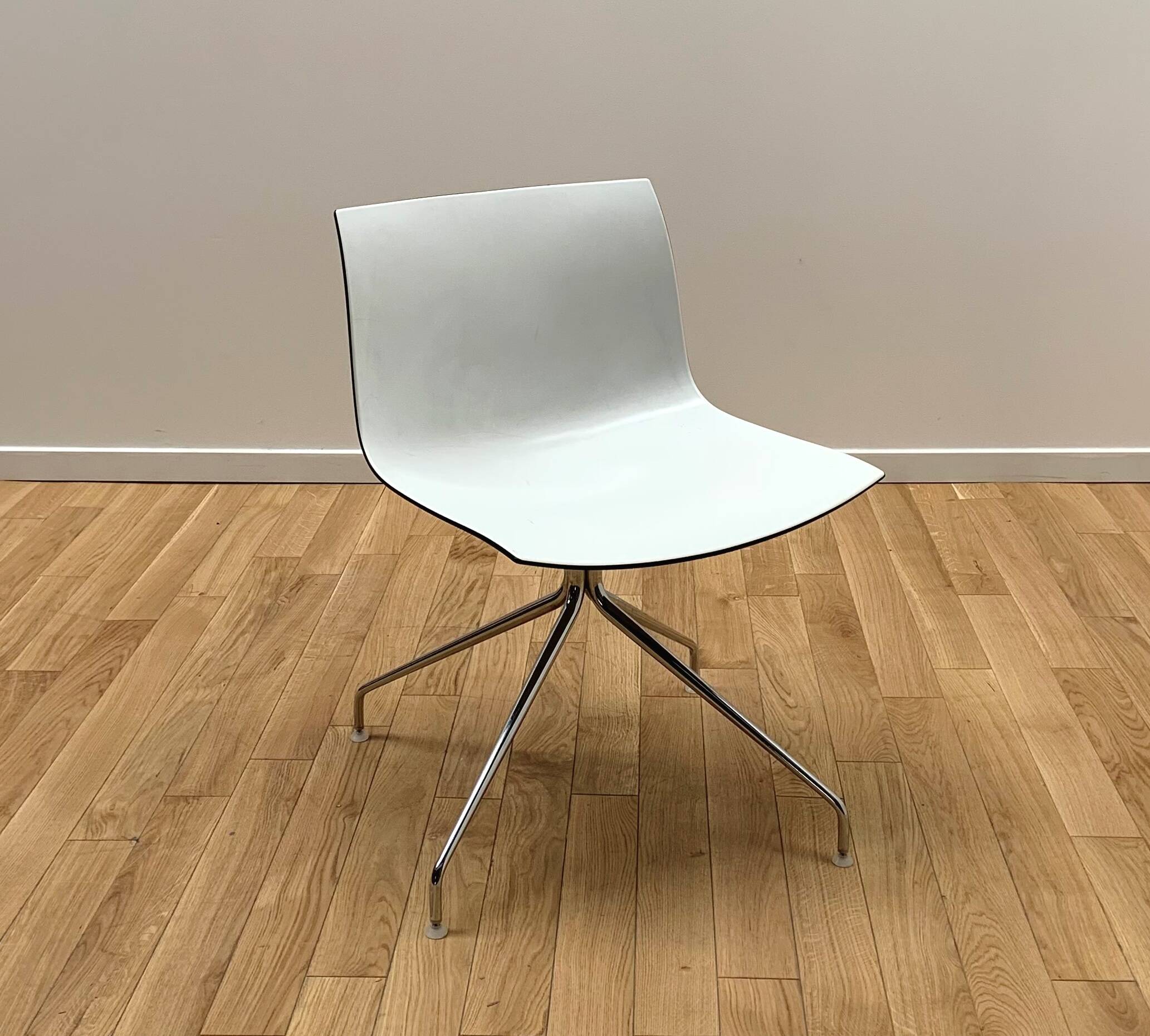 Pair of Catifa 46 chairs, Arper