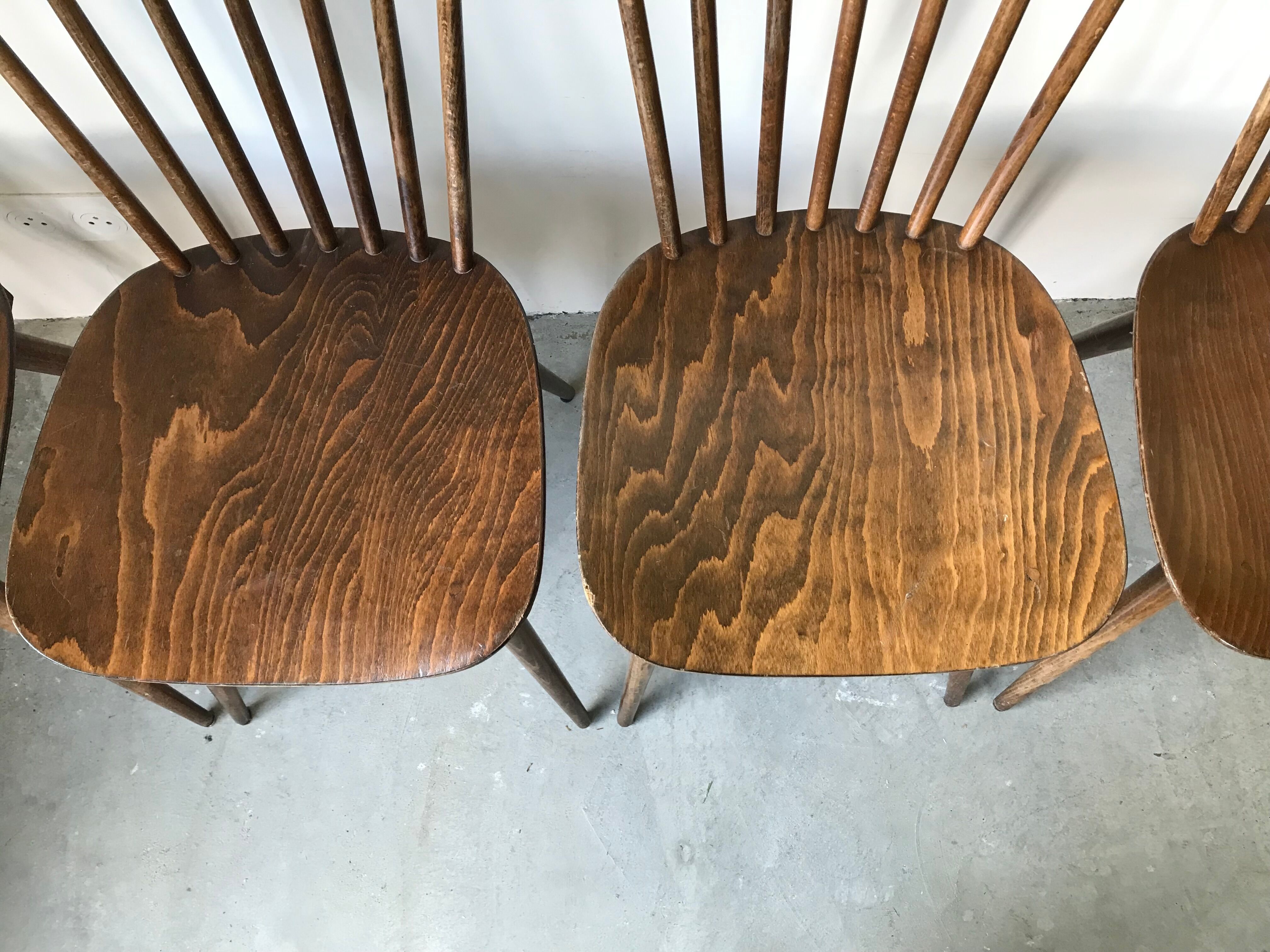 Suite de 6 chaises bistrot Menuet par Baumann, circa 1970.