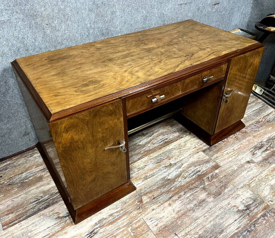 Bureau de centre époque Art Déco en noyer et ronce de noyer vers 1940