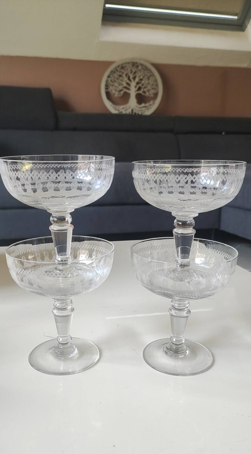 Lot of 4 x Champagne Coupes in Baccarat crystal. Engraved decoration with Greek friezes.
