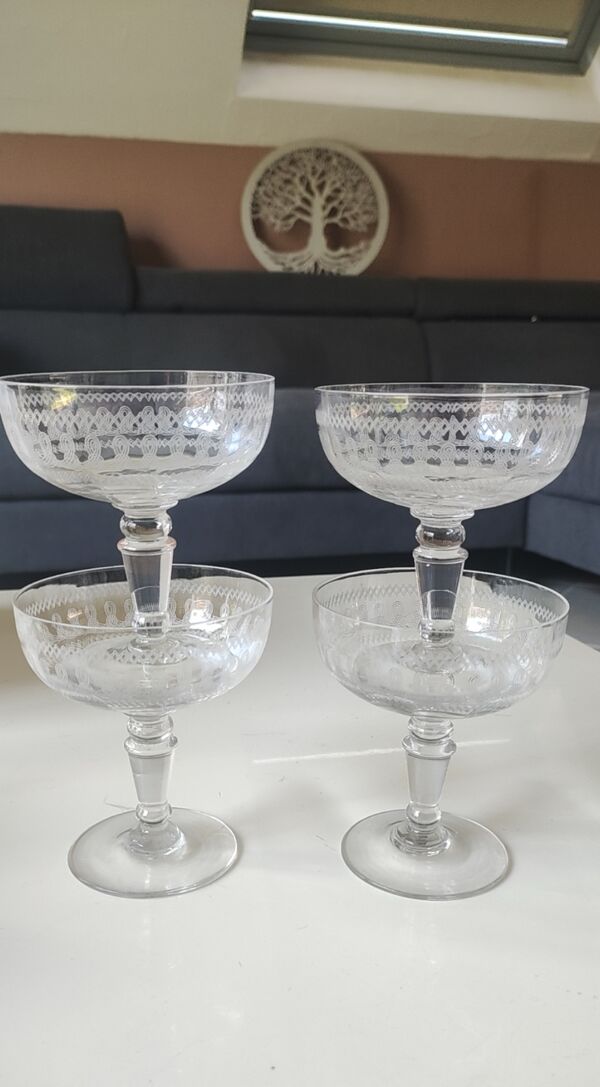 4 coupes à champagne en cristal Baccarat, décor ciselé à frises grecques