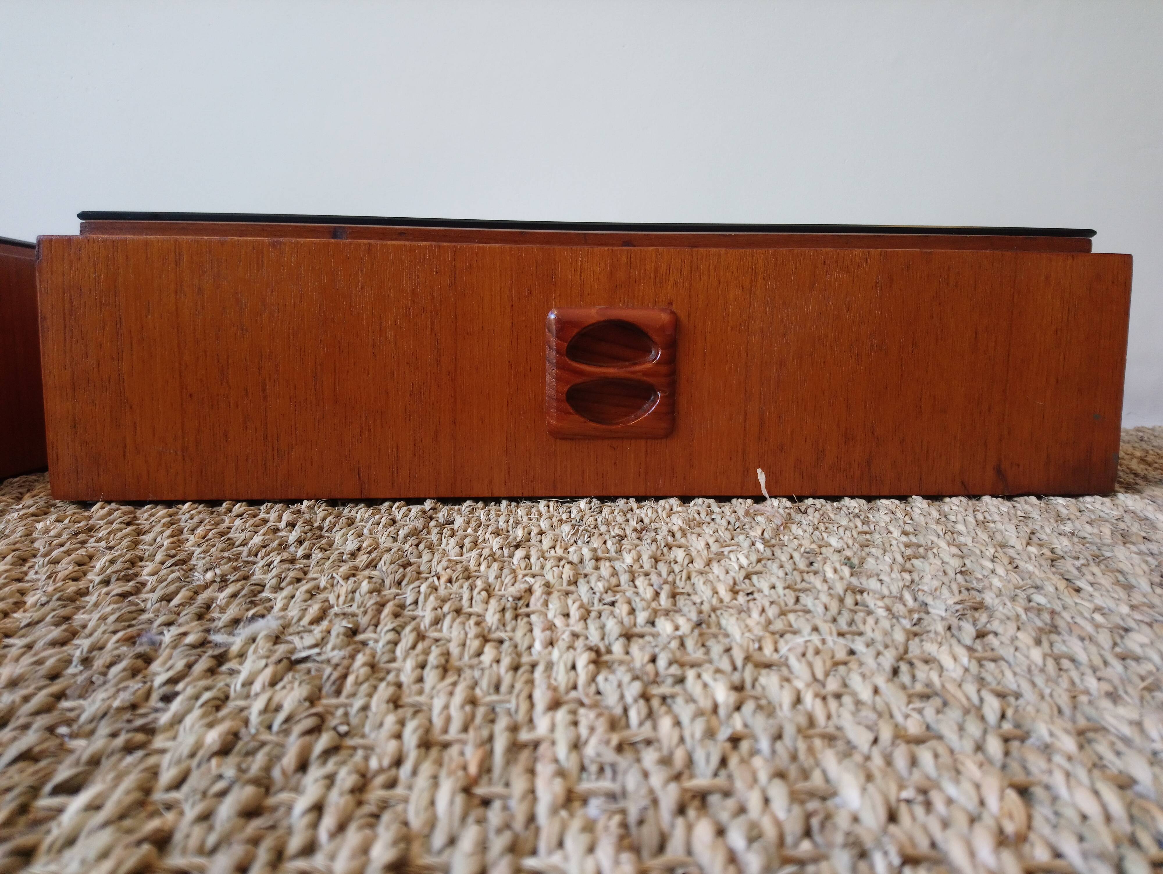 Paire de chevets suspendus scandinaves années 70
