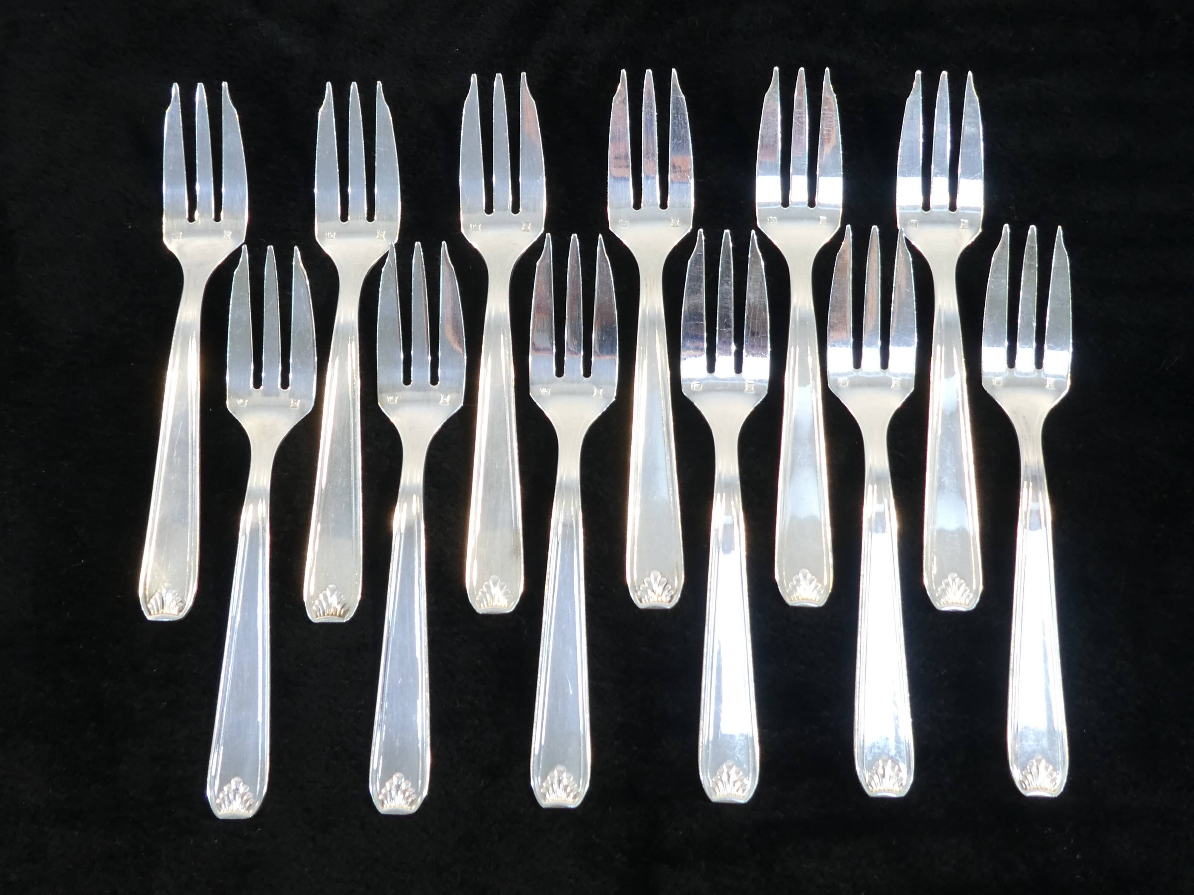 12 forks with silver metal cakes