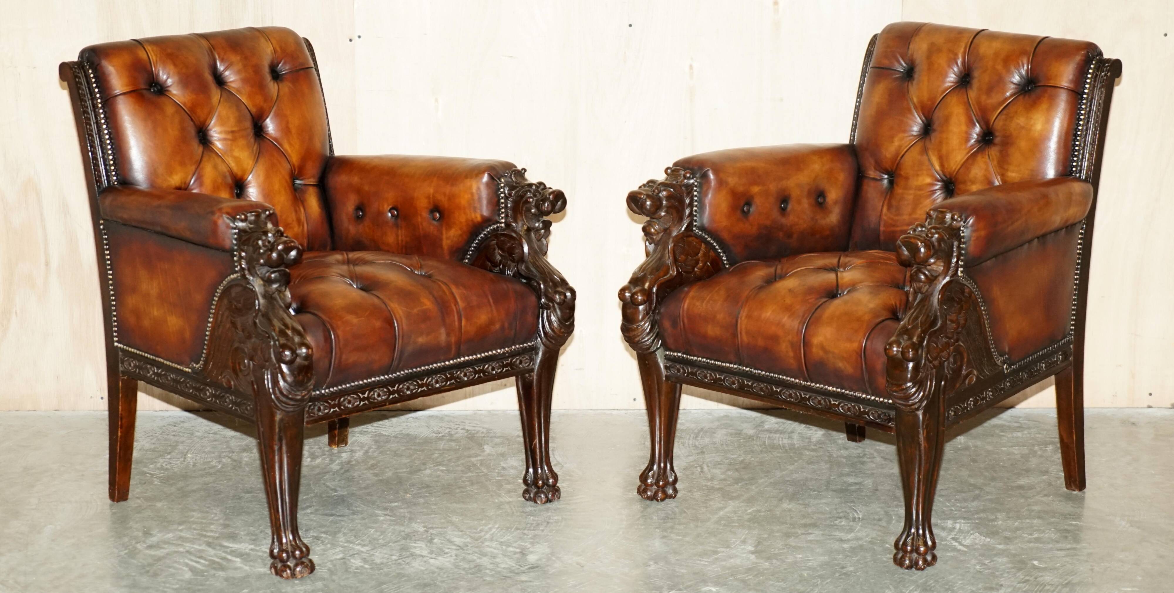 Ensemble Chesterfield cuir avec lion sculpté à la main restauré