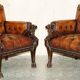 Ensemble Chesterfield cuir avec lion sculpté à la main restauré