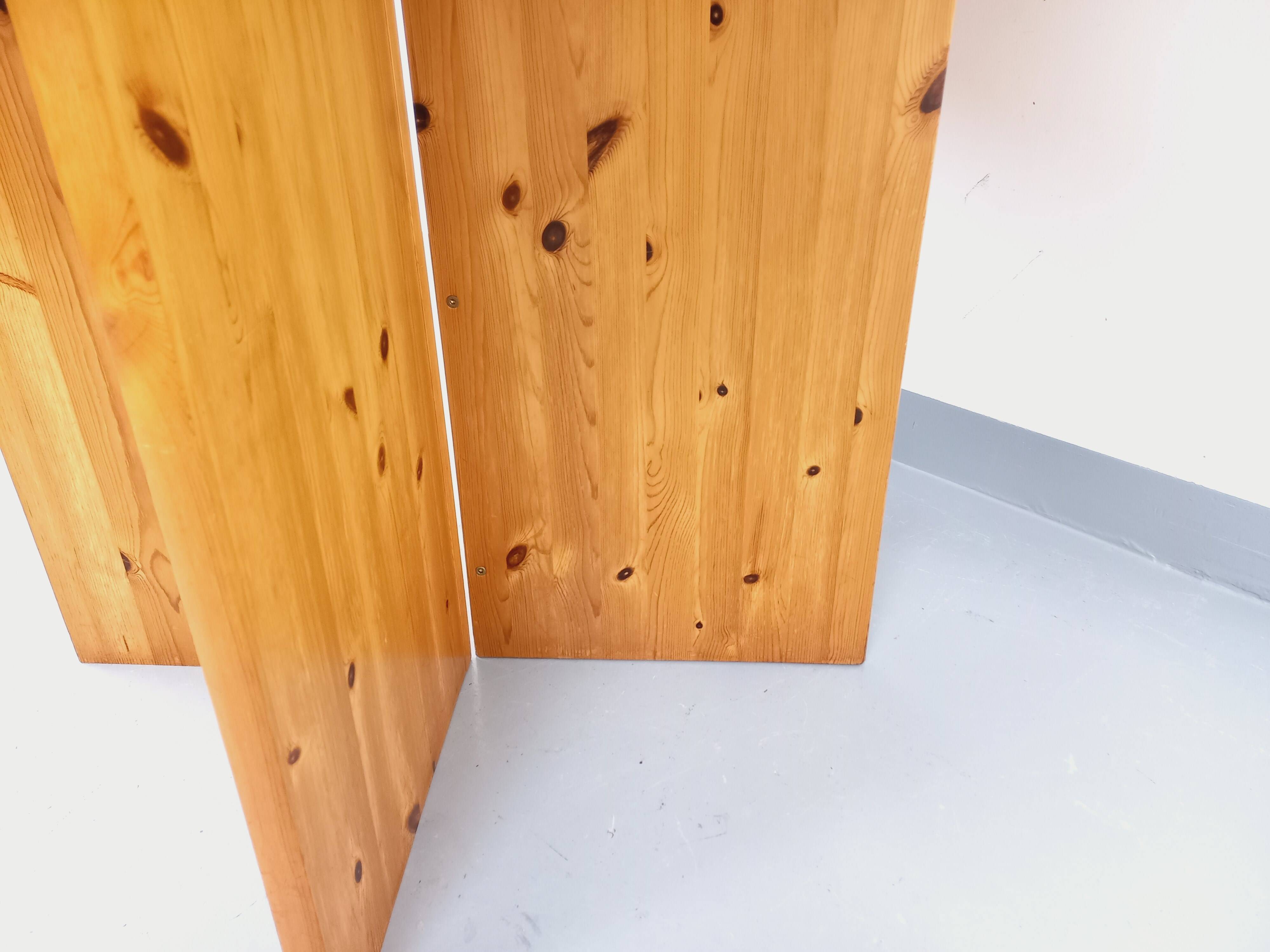 Vintage octagonal dining table from the 1980s in pine with an extension.