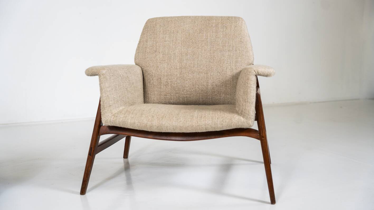 Mid-Century Modern Pair of Armchairs in the style of Gianfranco Frattini, Italy, 1960s