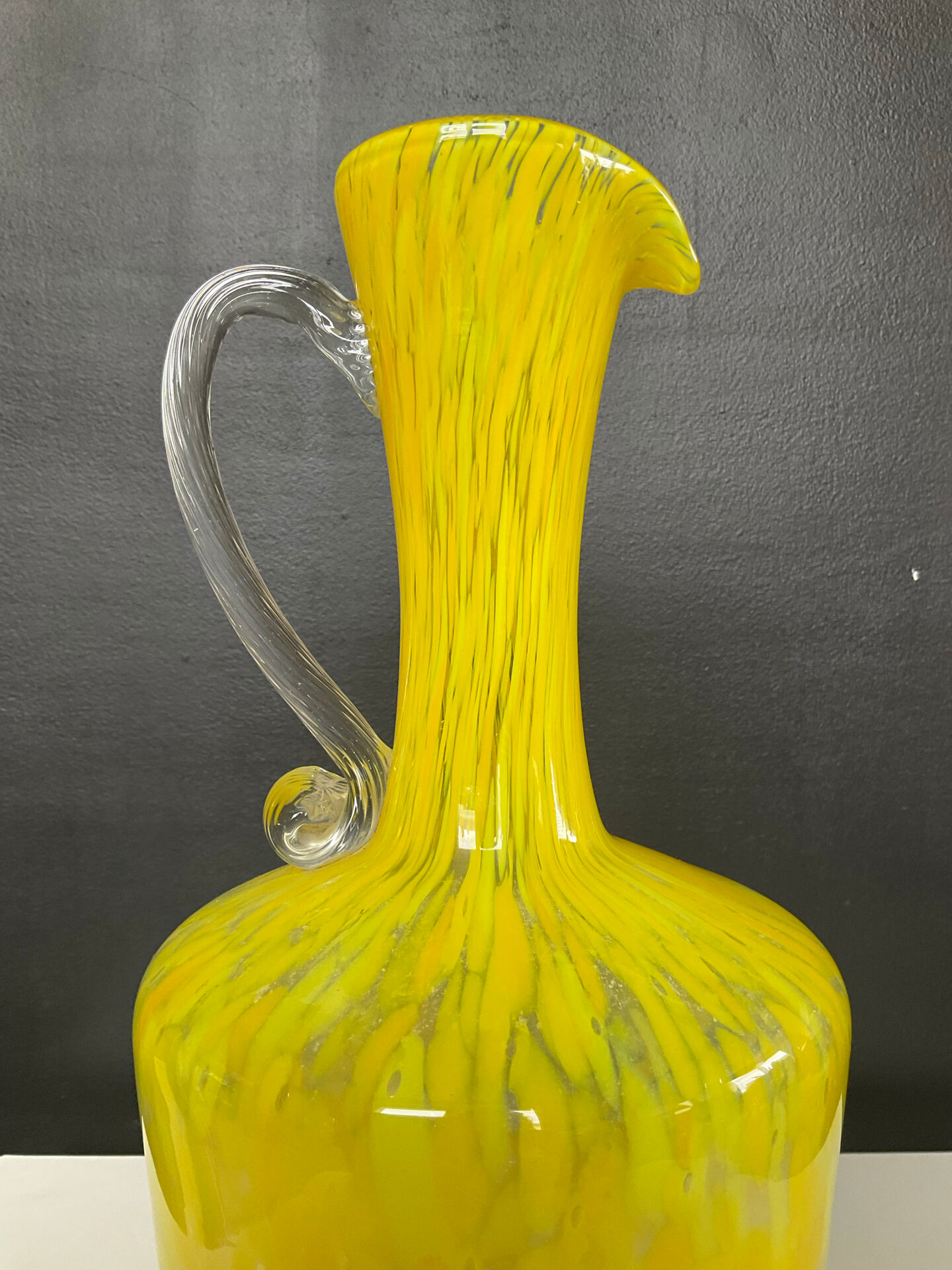 Vase à anse vintage en pâte de verre mouchetée 