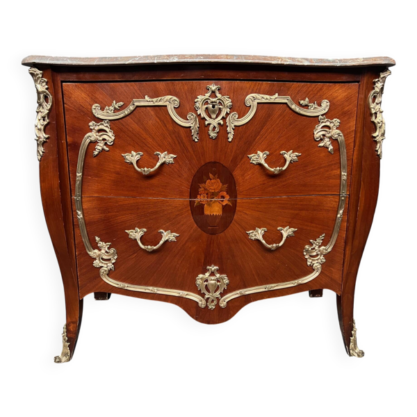 Commode de style Louis XV. Marqueterie, décoration en bronze doré.