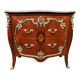 Commode de style Louis XV. Marqueterie, décoration en bronze doré.