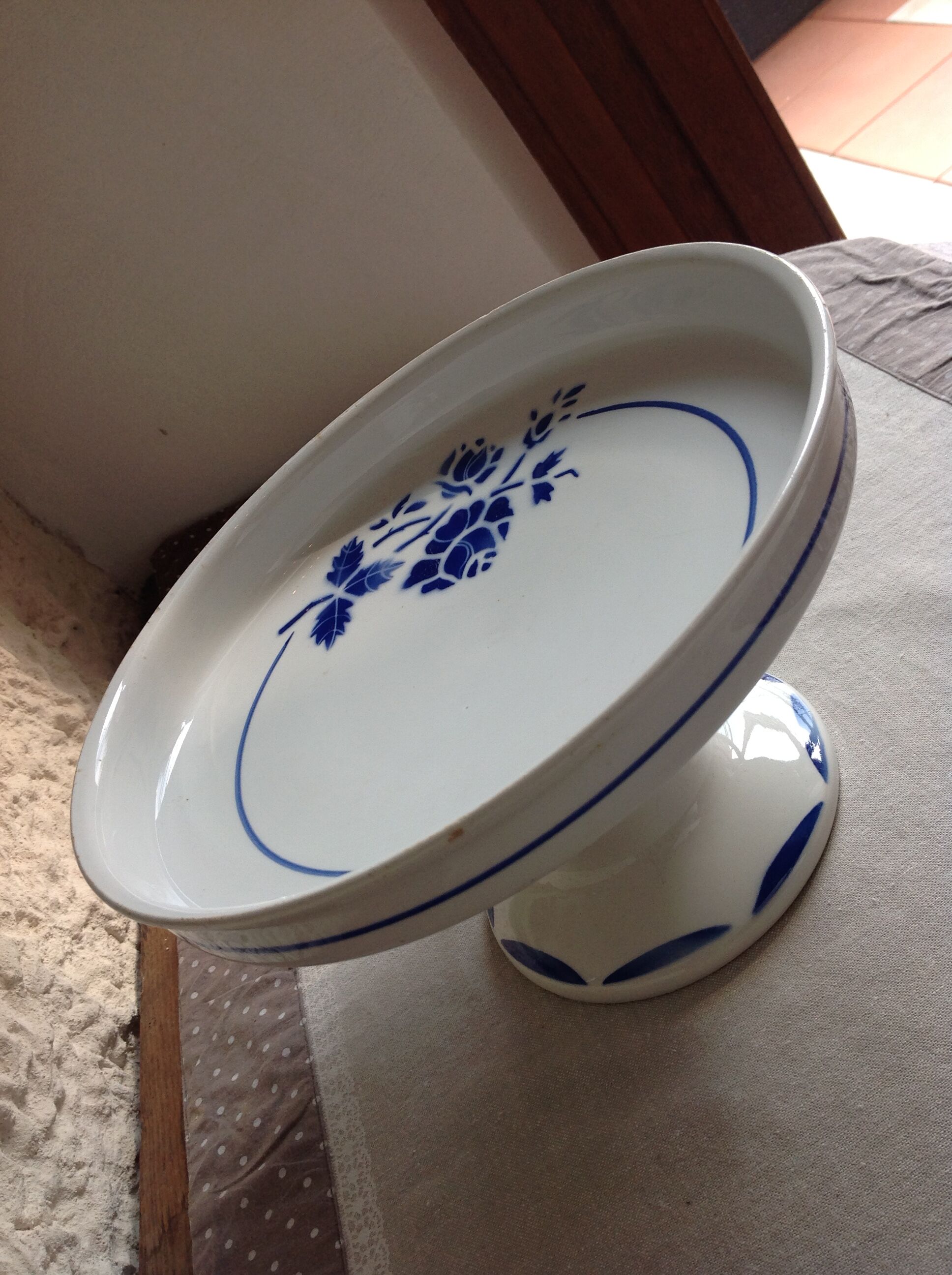 Cup on foot in white ceramic and blue flowers / vintage 50-60 years