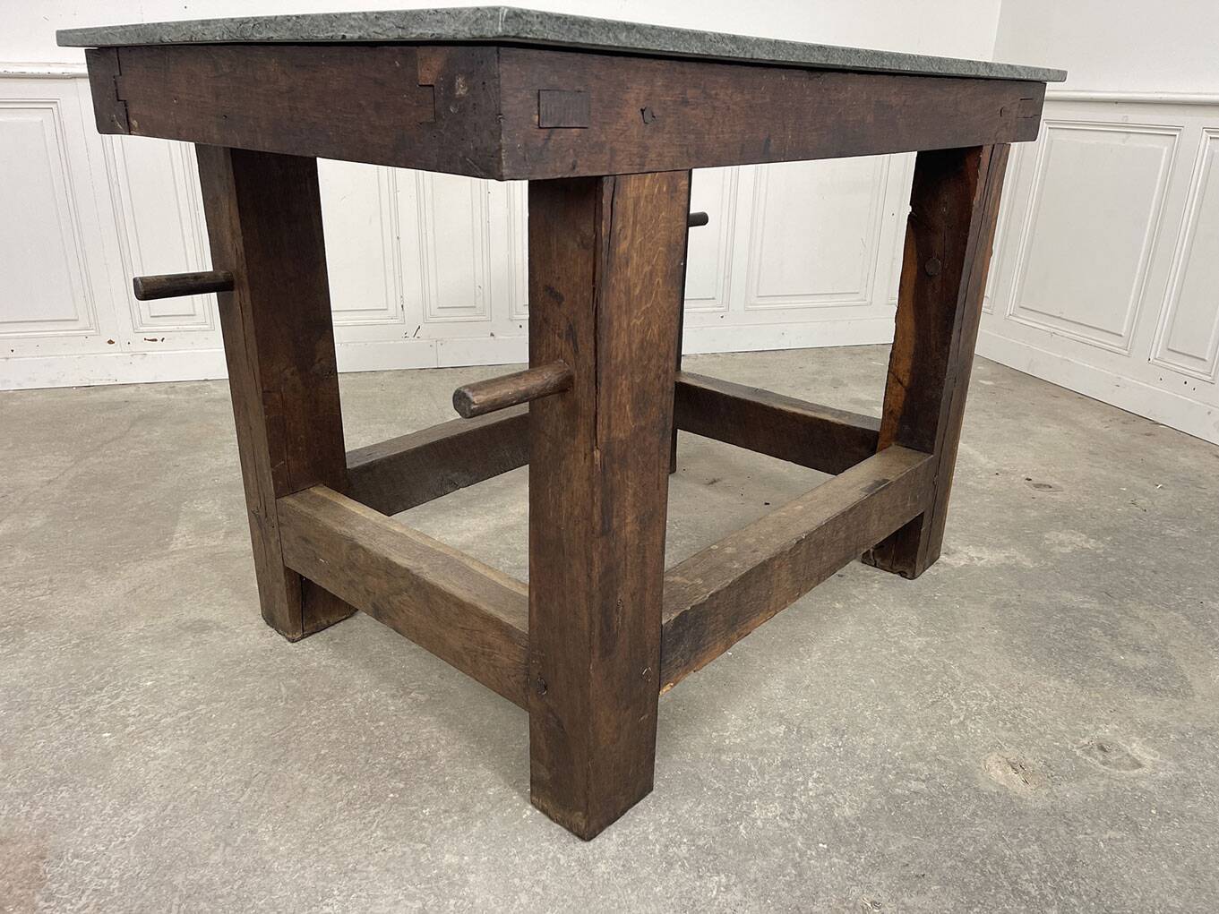 Old work island from 1930 in oak and granite.