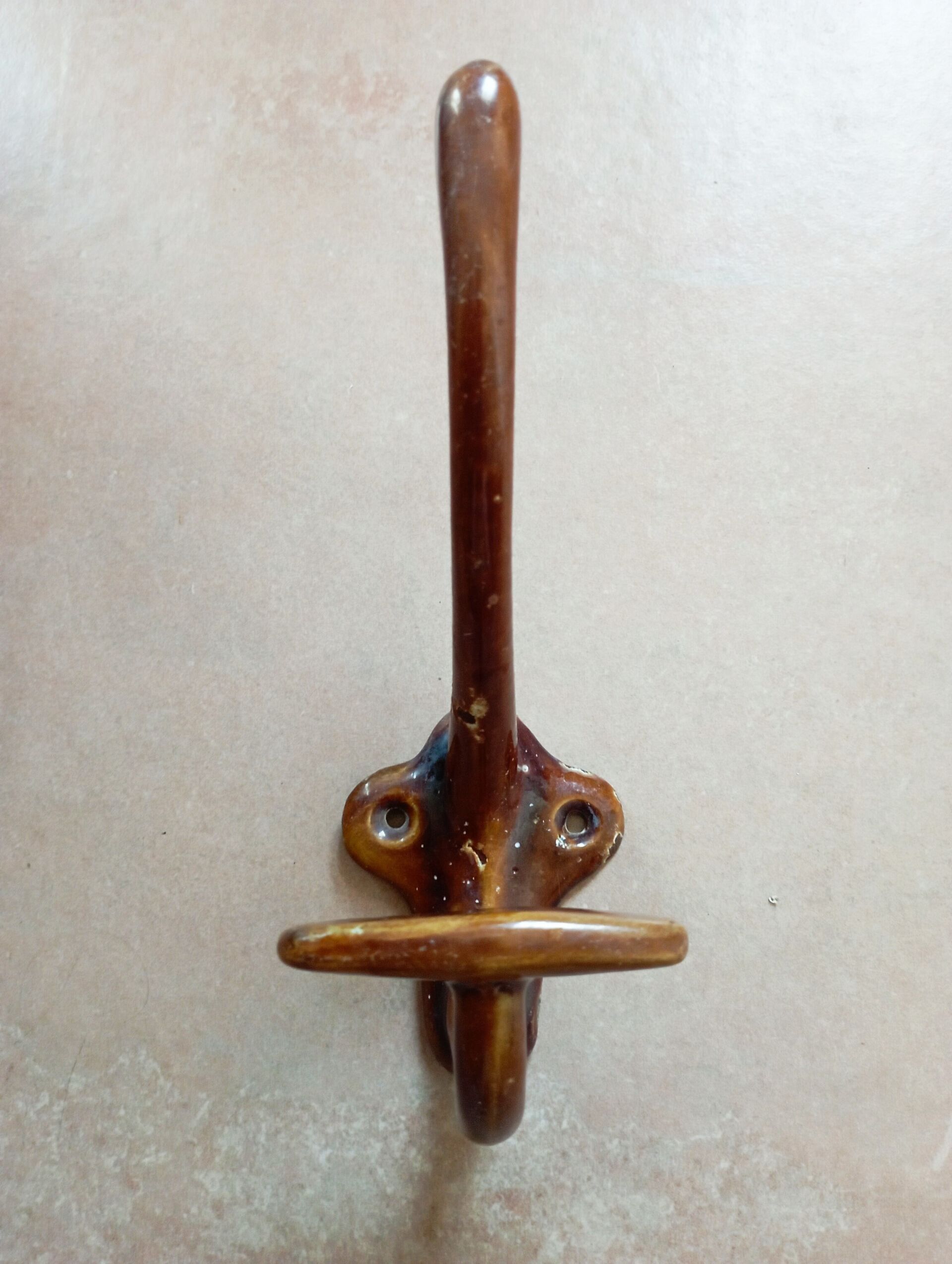 Enamelled cast iron hook