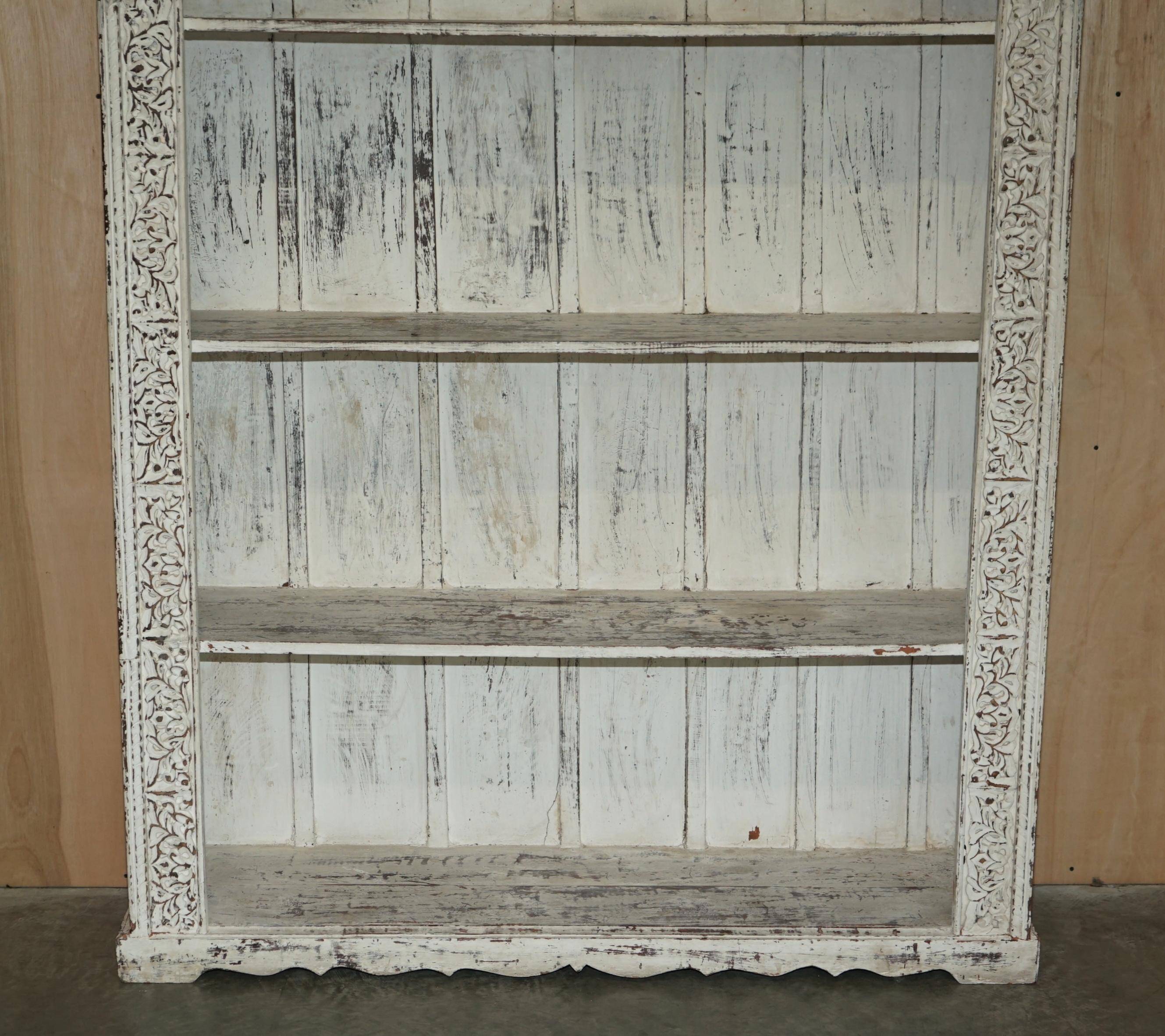 Grande bibliothèque antique anglo-indienne en bois massif sculpté avec peinture d'origine