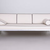 Canapé Mucke Melder en cuir blanc fabriqué en Tchéquie des années 1930
