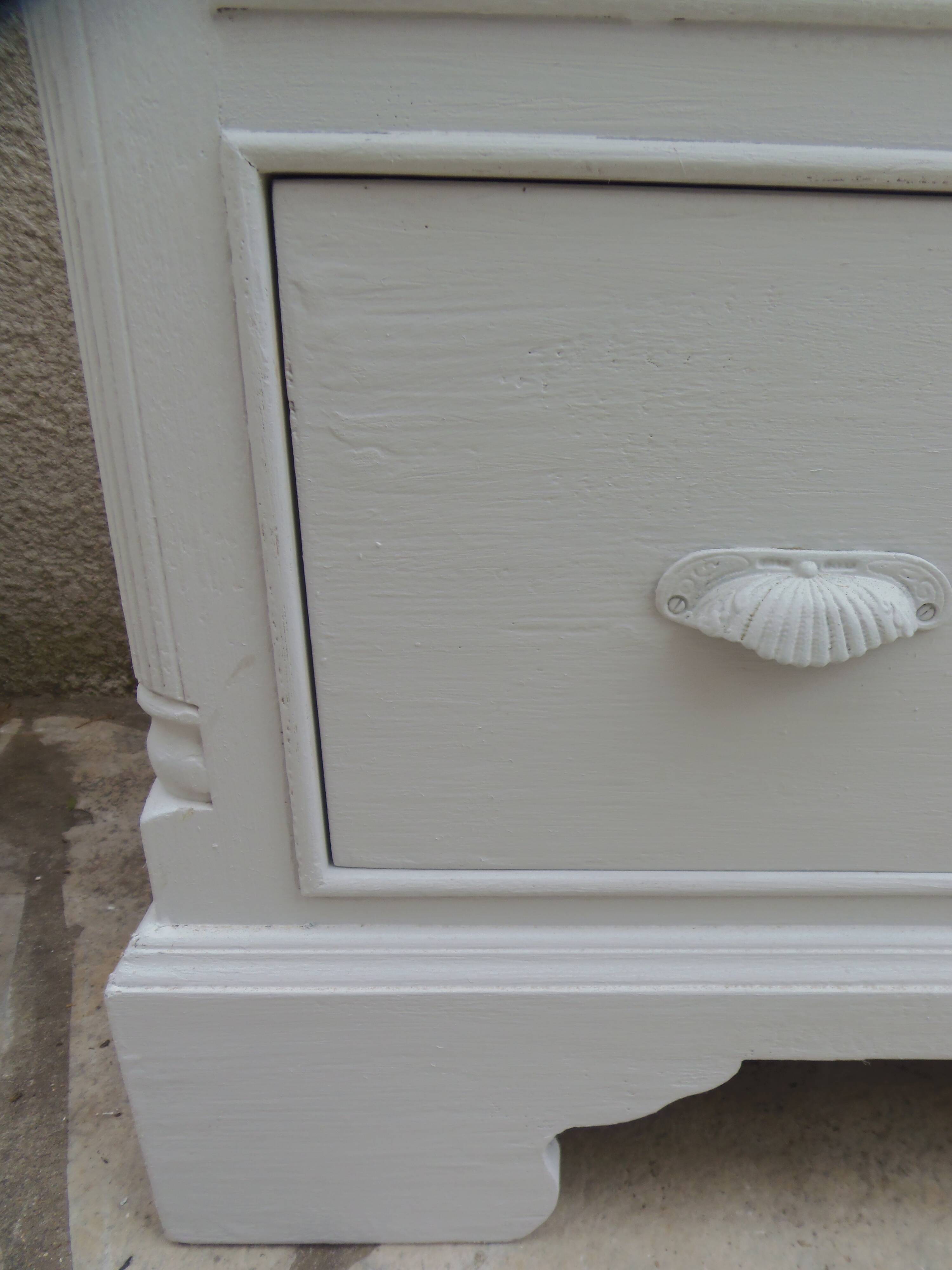 English commode of beautiful craftsmanship enhanced in pearl grey with a waxed finish.