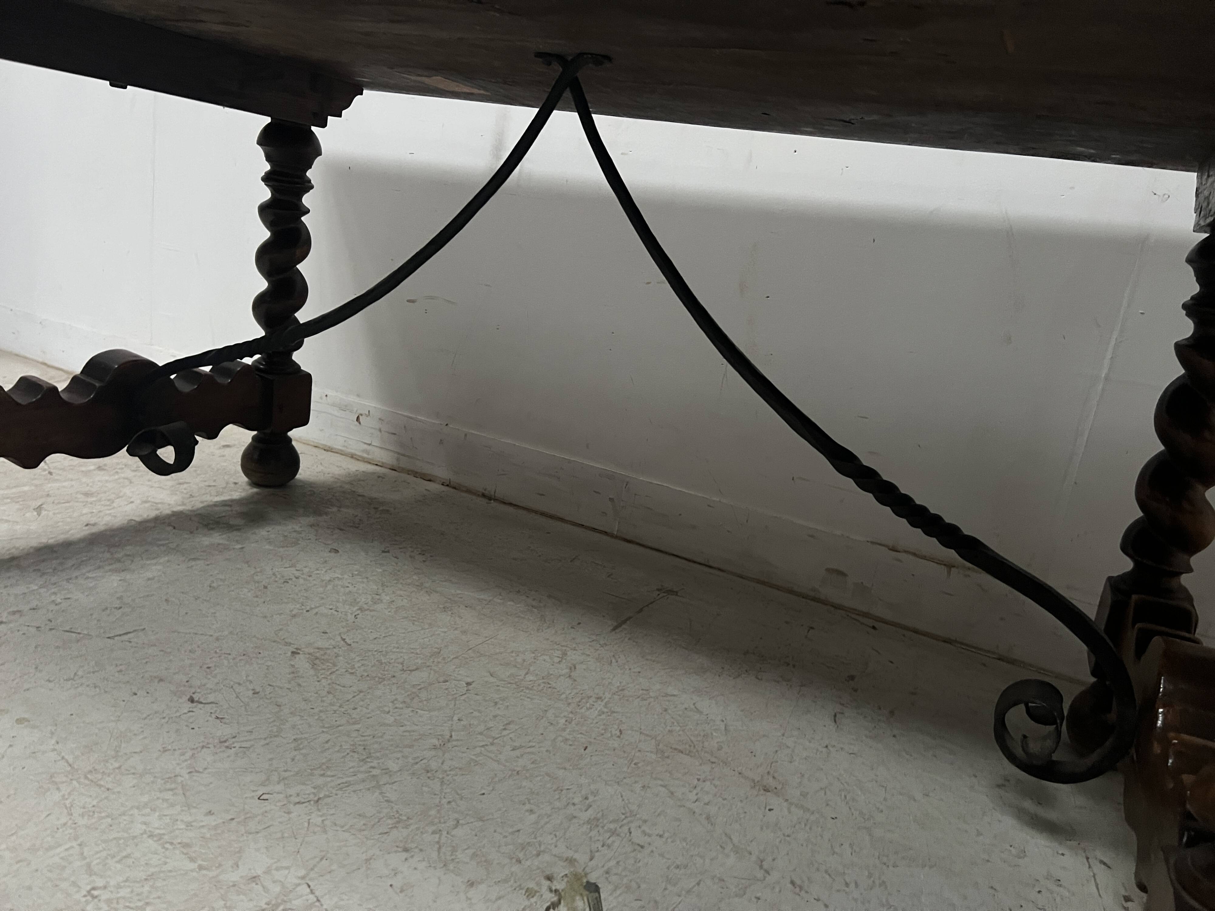 Monastery table with twisted legs in solid walnut, 19th century.