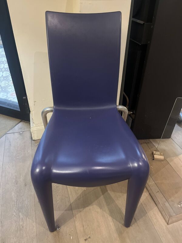 Fauteuil Louis 20 vintage Philippe Starck, coque en plastique moulé bleu et pieds en métal