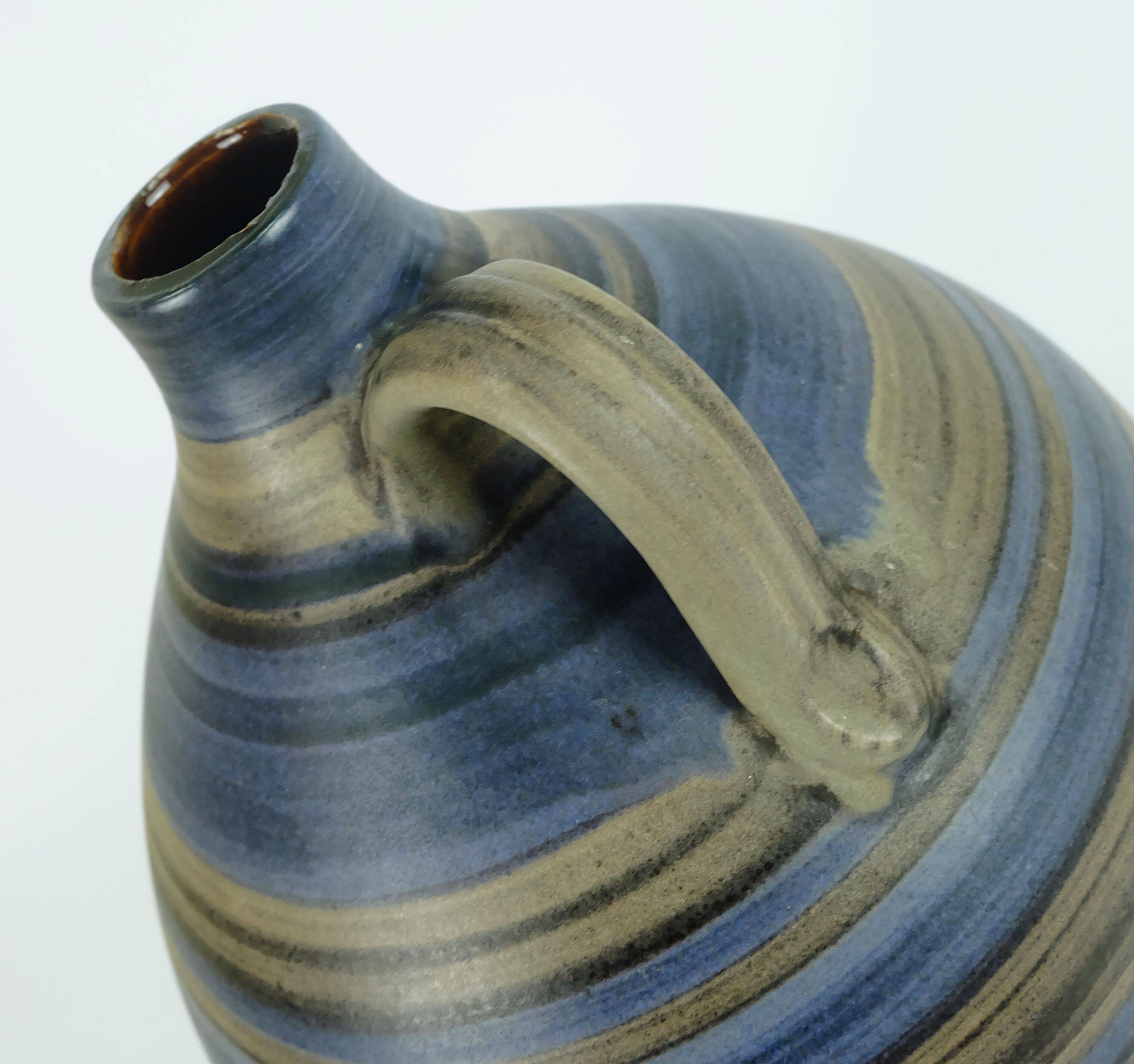 VASE en forme de cruche des années 1950 avec un motif rayé en bleu, marron et noir modèle 252/30