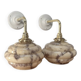 Paire d’appliques murales en opaline marbrée